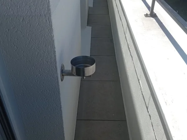 Toiture-terrasse de l'hôtel à Suresnes terminée, membrane autoprotégée vue en longueur