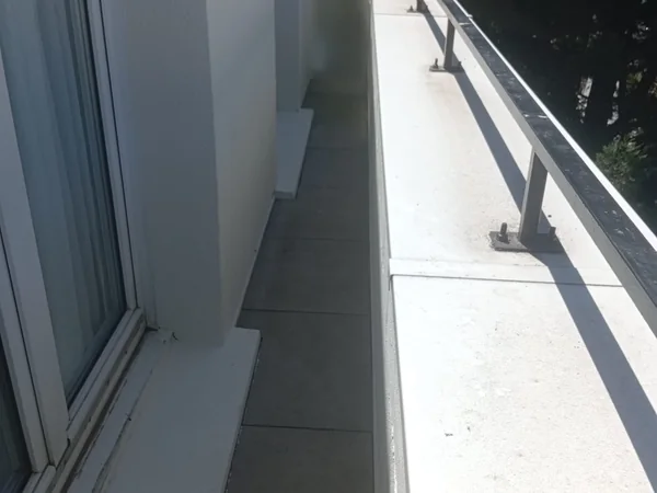 Relevés d'étanchéité terminés contre les acrotères de la toiture-terrasse à Suresnes