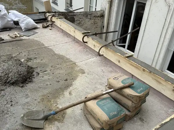 Rénovation d'étanchéité de toit terrasse à Paris 8e, photo 3 sur 7 : toiture terrasse coffrage acrotere facade haussmannienne