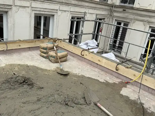 Rénovation d'étanchéité de toit terrasse à Paris 8e, photo 6 sur 7 : toiture terrasse rehausse acrotere macconnerie sacs ciment