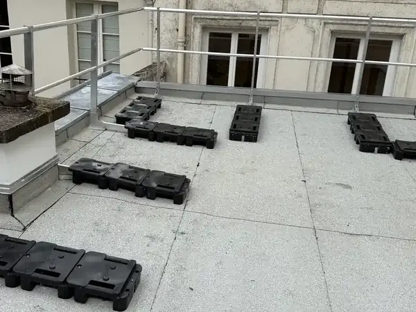 Rénovation d'étanchéité de toit terrasse à Paris 8e, photo 7 sur 7 : toiture terrasse finie plots garde corps entablement zinc