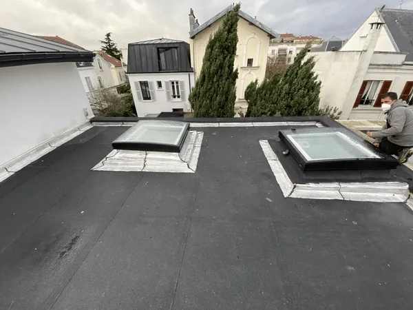 Étanchéité de toit terrasse et VELUX à Asnières-sur-Seine, photo 2 sur 4 : toiture terrasse etancheite velux toit plat compagnon