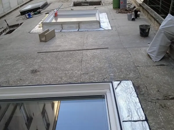 Étanchéité de toiture-terrasse et VELUX toit plat à Paris 11e, photo 2 sur 9 : etancheite quatre velux toiture terrasse