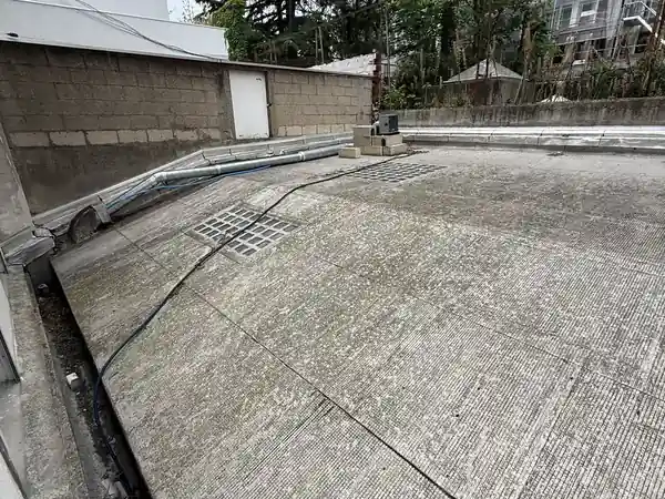 Étanchéité de toiture-terrasse et VELUX toit plat à Paris 11e, photo 4 sur 9 : toiture terrasse paves verre autre angle avant