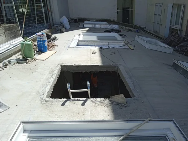 Étanchéité de toiture-terrasse et VELUX toit plat à Paris 11e, photo 6 sur 9 : tremie ouverte velux poses