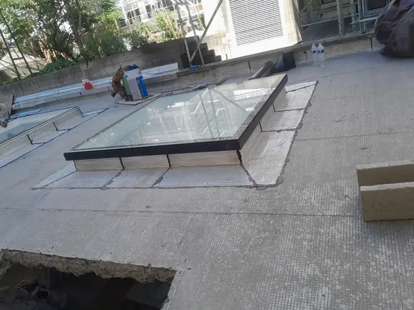 Étanchéité de toiture-terrasse et VELUX toit plat à Paris 11e, photo 8 sur 9 : velux termine tremie attente chantier