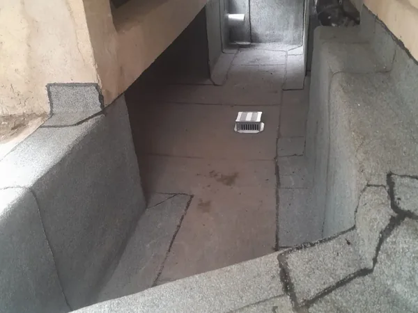 Étanchéité de voile enterré et d'escalier en résine à Paris 17e, photo 2 sur 9 : cour anglaise etancheite bitume caniveau