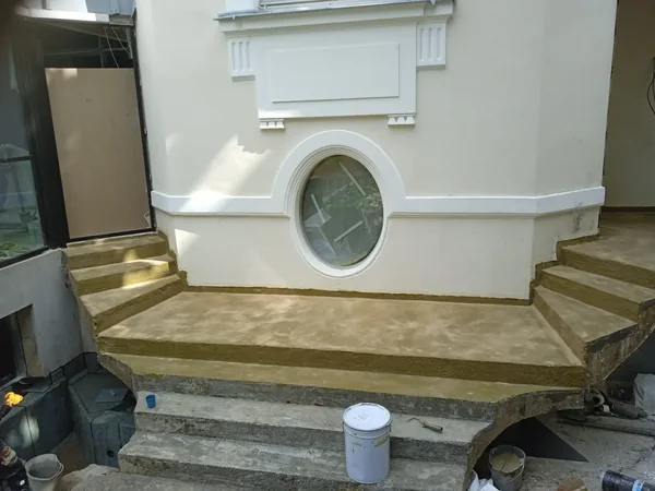Étanchéité de voile enterré et d'escalier en résine à Paris 17e, photo 4 sur 9 : escalier resine sel avant carrelage travertin