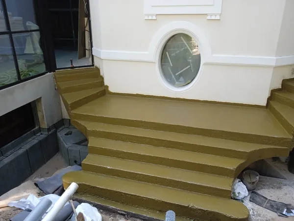 Étanchéité de voile enterré et d'escalier en résine à Paris 17e, photo 5 sur 9 : escalier travertin etancheite resine finie