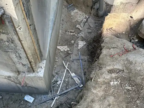 Étanchéité de voile enterré et d'escalier en résine à Paris 17e, photo 6 sur 9 : voile enterre avant excavation tranchee
