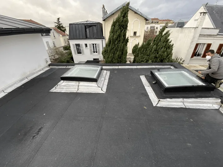 Étancheur de France Pro Étanchéité sur le toit plat d'une maison à Asnières-sur-Seine
