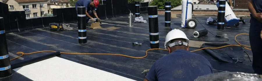 L'équipe d'étancheurs de France Pro Étanchéité sur un chantier de rénovation d'étanchéité