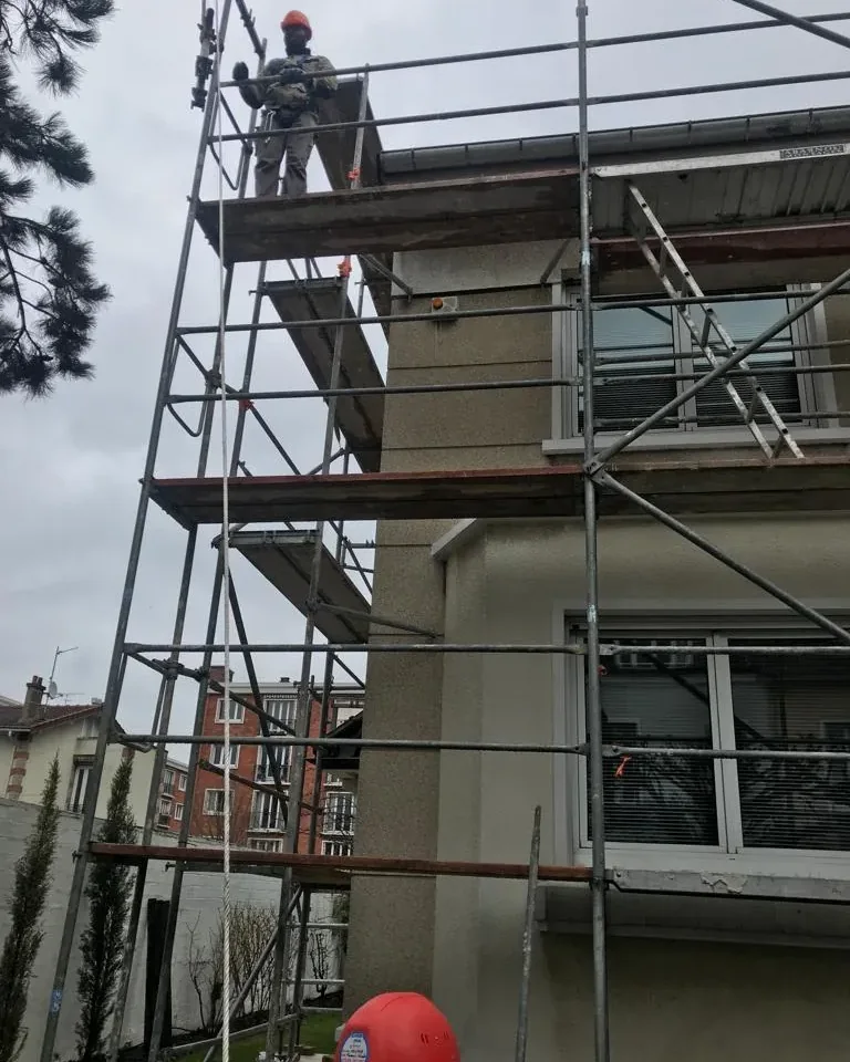 Couvreur de France Pro Étanchéité sur l'échafaudage d'une maison à La Garenne-Colombes