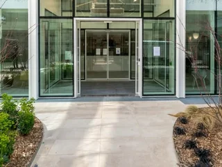 Entrée de l'immeuble de bureaux qui abrite France Pro Étanchéité, 22 rue Marius Aufan à Levallois-Perret