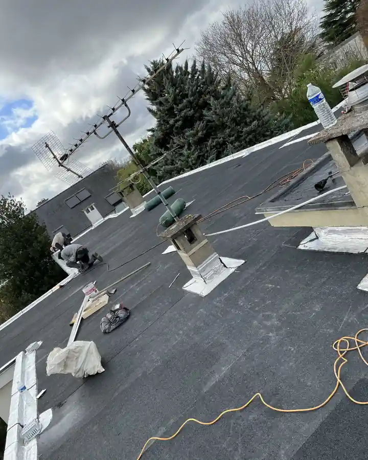 Étancheurs de France Pro Étanchéité sur une toiture-terrasse en cours de travaux à Boulogne-Billancourt