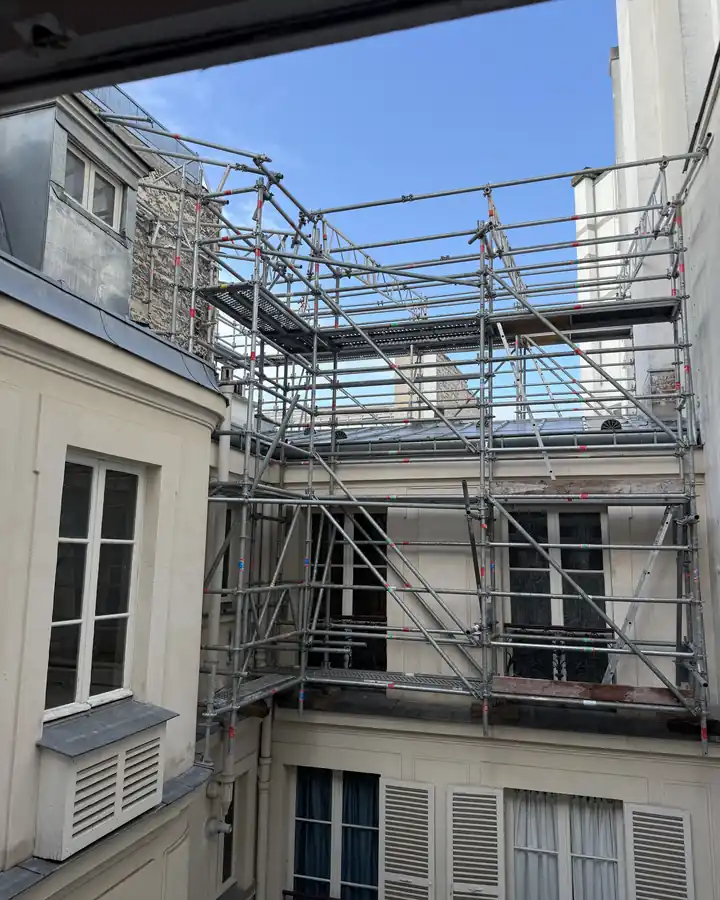 Rénovation de l'étanchéité d'une toiture-terrasse en copropriété occupée, échafaudage en place