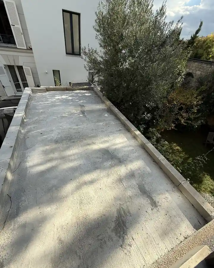 Toit terrasse sur dalle béton de grande surface avant les travaux d'étanchéité