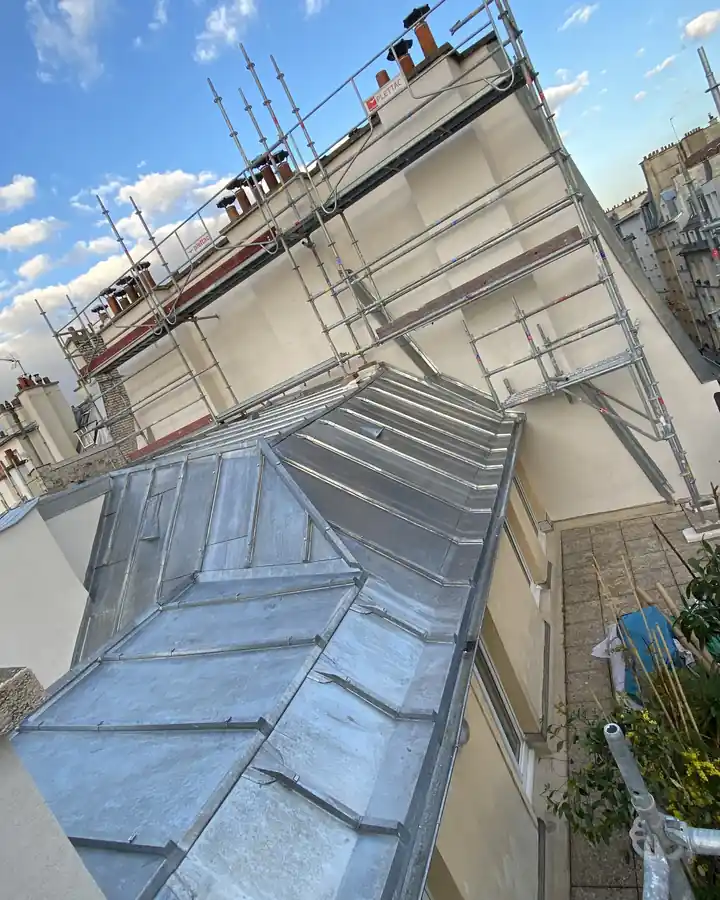 Couvreurs de France Pro Étanchéité au travail sur une couverture zinc