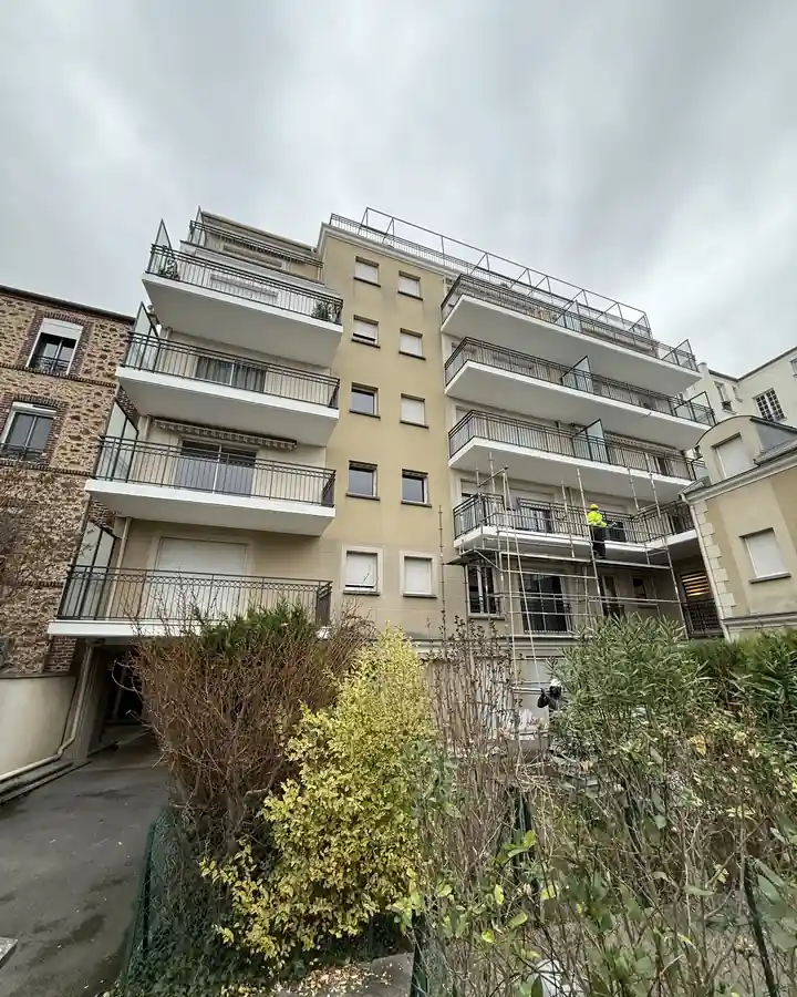 Façade à balcons d'une copropriété parisienne, échafaudage en place pendant l'étanchéité des balcons