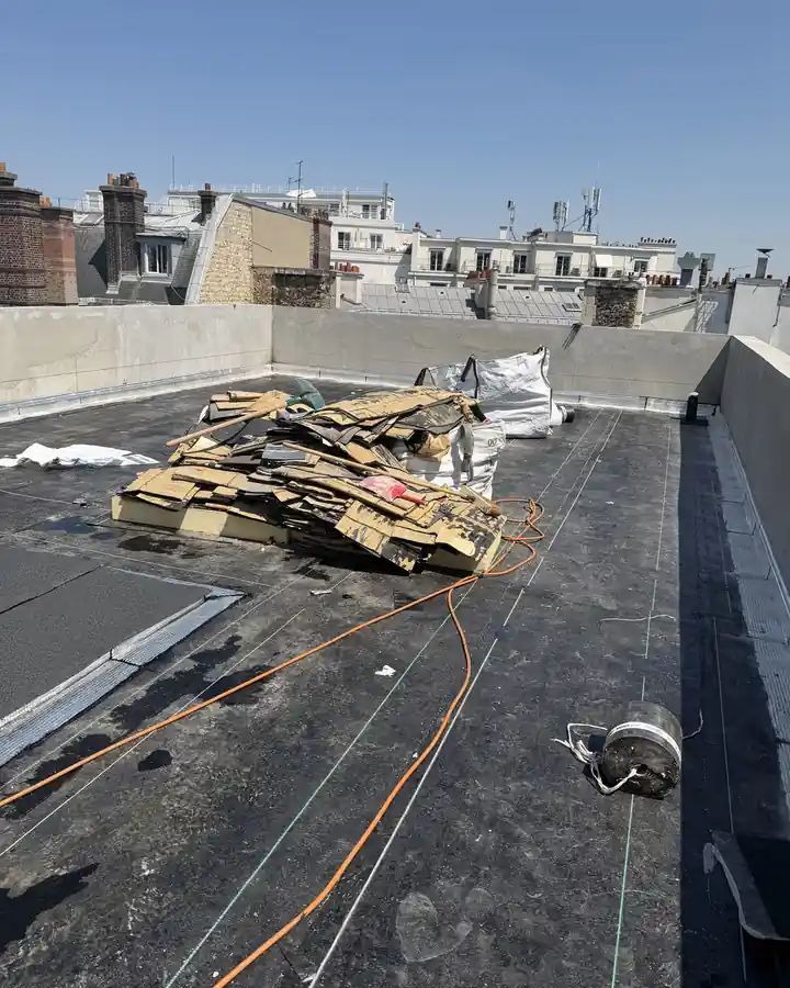 Étanchéité de la toiture-terrasse d'un immeuble haussmannien à Paris, vue depuis le toit