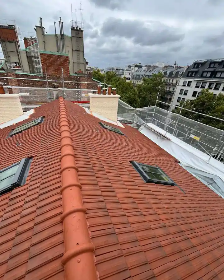 Rénovation de couverture tuile et VELUX à Paris 6e, chantier réalisé par France Pro Étanchéité