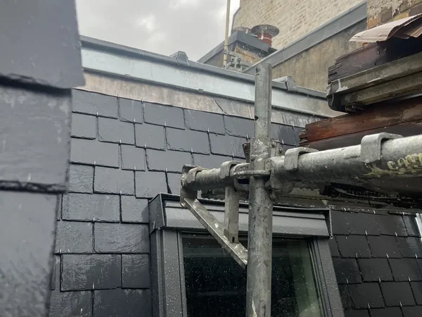 Couverture ardoise, VELUX et chéneau à Paris 16e, chantier réalisé par France Pro Étanchéité