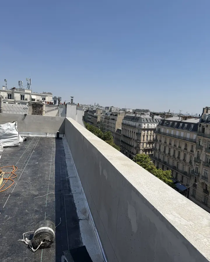 Rénovation d'un toit terrasse à Paris, membrane et relevés neufs