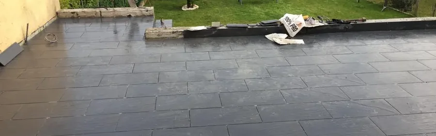 Terrasse en dalles sur plots terminée à Chatou, ouverte sur le jardin et les pavillons voisins