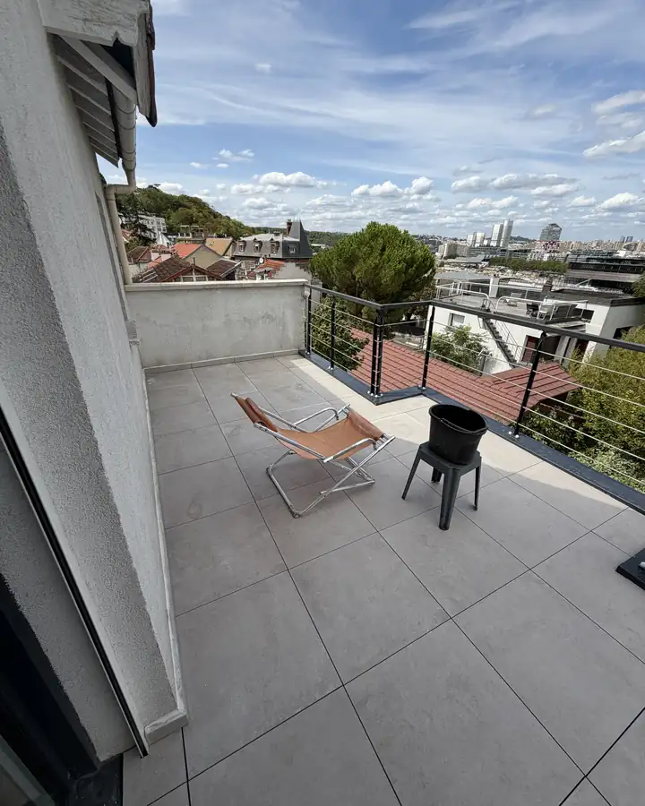Terrasse en dalles sur plots apr&egrave;s travaux, garde-corps et vue d&eacute;gag&eacute;e