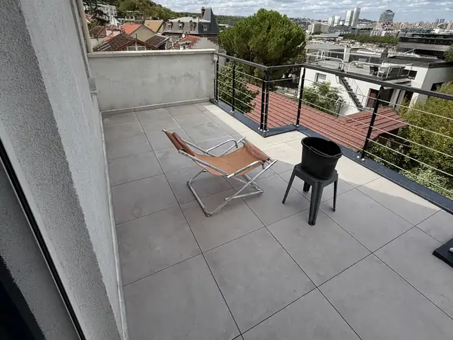 Terrasse sur dalles et plots terminée à Meudon, garde-corps et vue sur la vallée