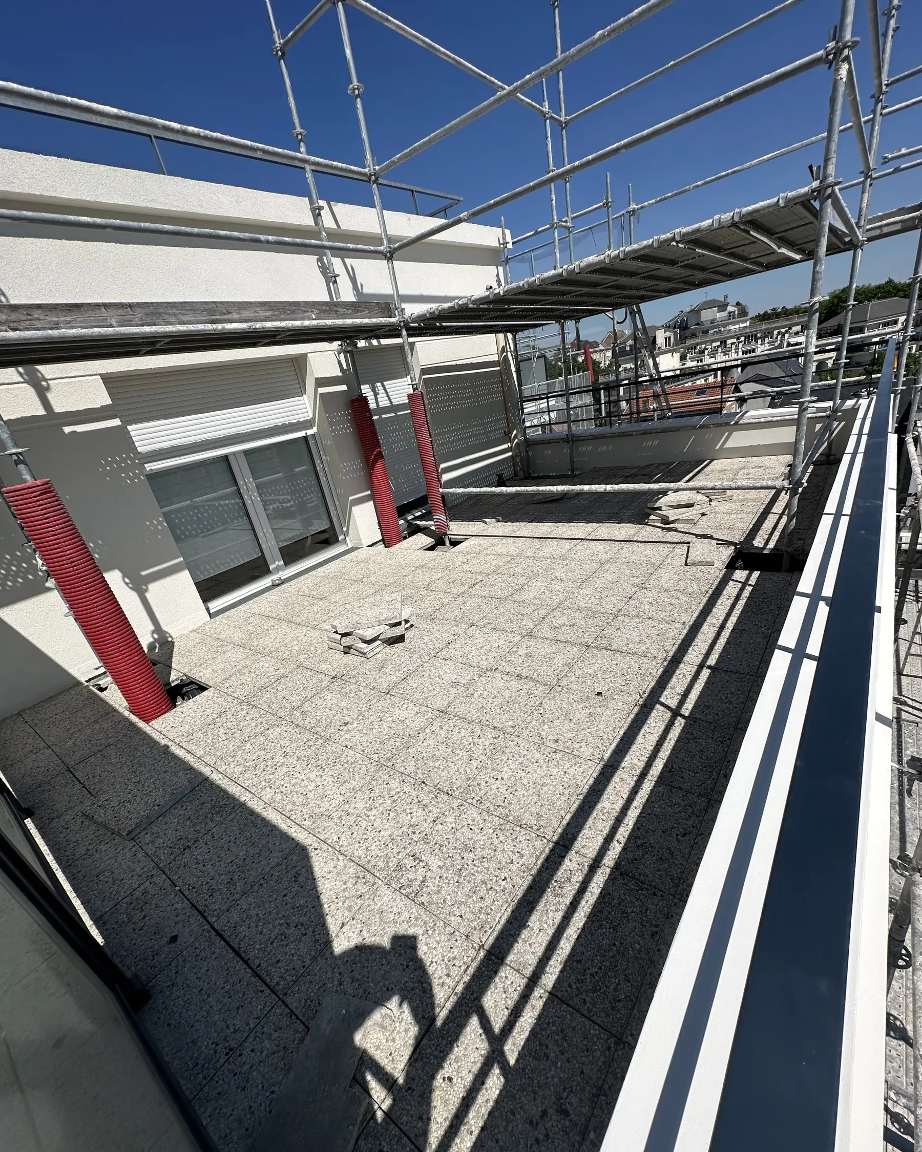 Terrasse sur dalles et plots en cours d'étanchéité à Paris 12e, échafaudage et acrotère à couvertine