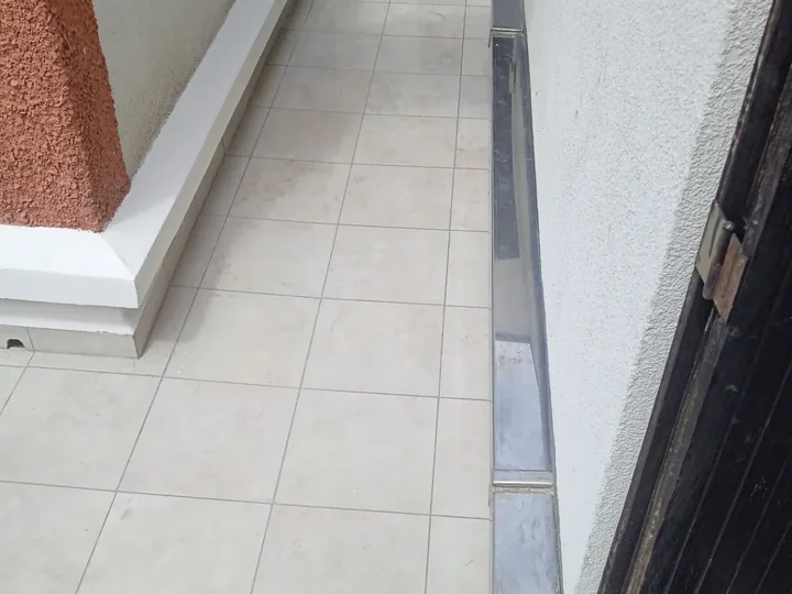 Carrelage neuf posé sur une étanchéité refaite, balcon à Paris 16e