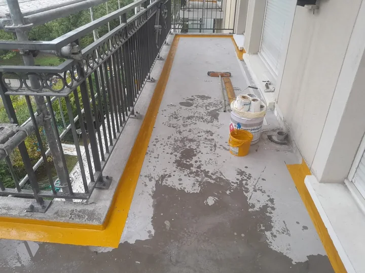 Préparation et primaire d'accrochage sur un balcon en porte-à-faux à Paris 3e