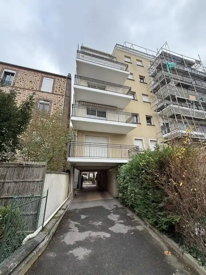 La même façade après les travaux, balcons étanchés et garde-corps repeints