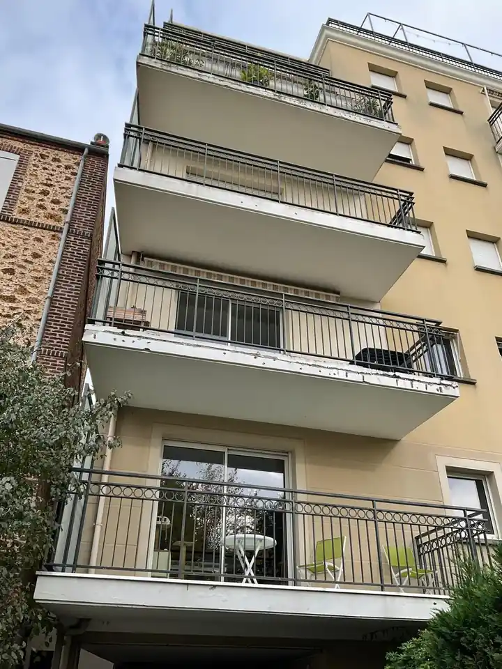 Façade et balcons d'une copropriété à Paris 3e avant les travaux d'étanchéité