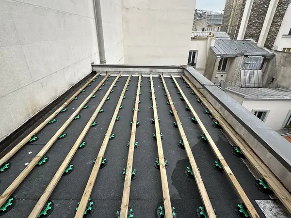 Platelage bois posé sur lambourdes au-dessus de la membrane d'étanchéité, chantier en cours