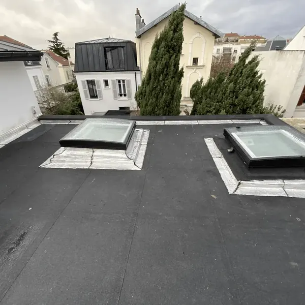 Toit plat d'une maison à Asnières-sur-Seine, membrane bitumineuse et fenêtre de toit posées par France Pro Étanchéité