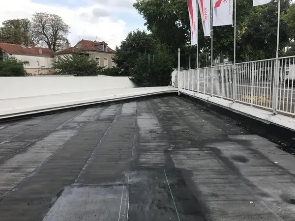 Toit terrasse d'une concession automobile à Nanterre, étanchéité terminée