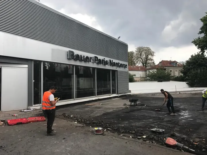 Dépose de l'ancienne étanchéité d'un toit terrasse par les étancheurs de France Pro Étanchéité à Nanterre