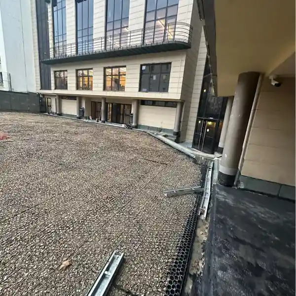 Toit terrasse d'un établissement scolaire à Neuilly-sur-Seine après les travaux