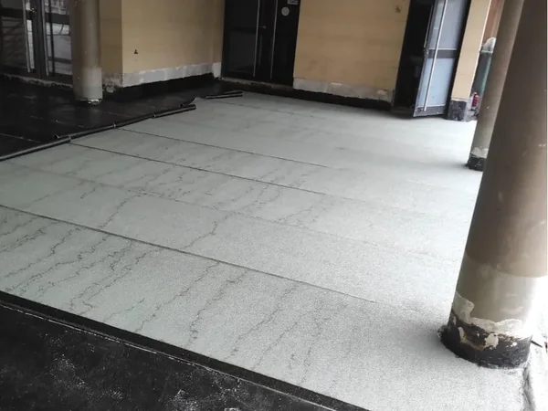 Membrane autoprotégée à finition granulat sur le toit terrasse d'une école à Neuilly-sur-Seine