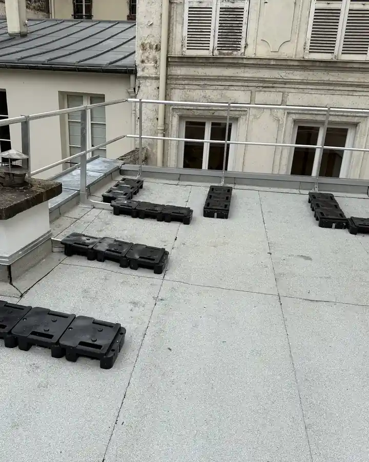 Toit terrasse d'un immeuble à Paris 8e après rénovation de l'étanchéité, plots répartis, garde-corps et entablement zinc