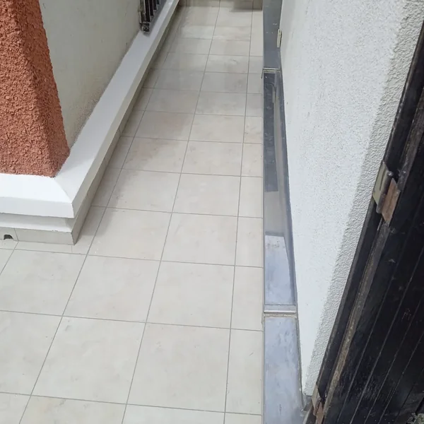 Carrelage neuf posé sur une étanchéité refaite, balcon à Paris 16e