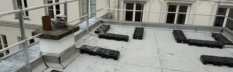 Toit terrasse d'un immeuble haussmannien à Paris 8e, étanchéité terminée avec ses plots répartis et son garde-corps
