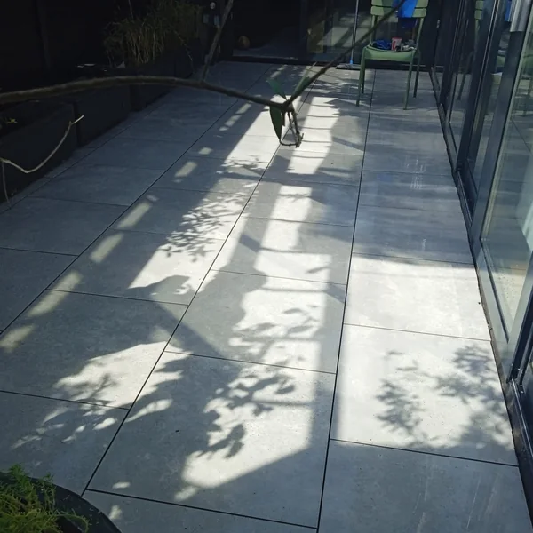 Terrasse en dalles sur plots devant les baies vitrées d'une maison à Saint-Cloud