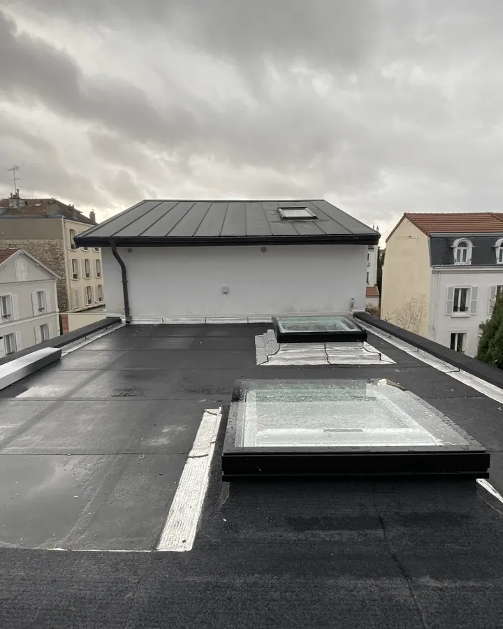 Trois fenêtres VELUX pour toit plat sur un toit plat à Asnières-sur-Seine