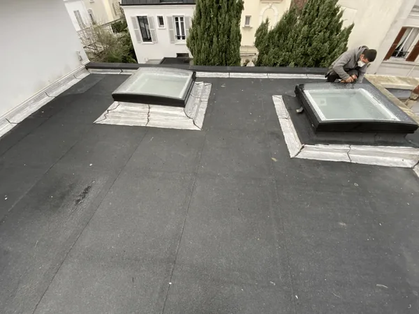 Raccord d'étanchéité d'une fenêtre de toit sur un toit plat à Asnières-sur-Seine