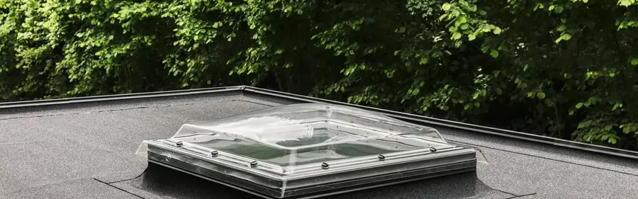 Coupole VELUX raccordée à la membrane d'étanchéité d'une toiture-terrasse