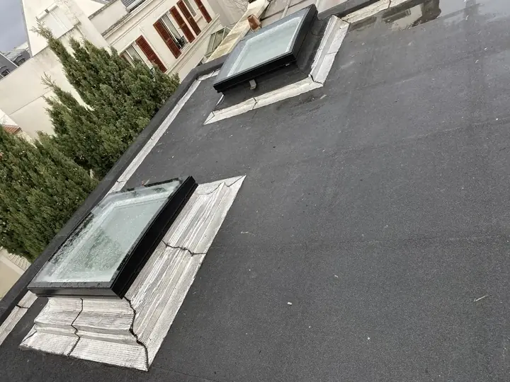 Fenêtres de toit VELUX pour toit plat posées sur la membrane d'étanchéité d'une toiture-terrasse