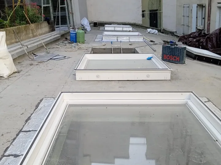 Pose d'une fenêtre VELUX pour toit plat sur une toiture-terrasse à Paris 11e